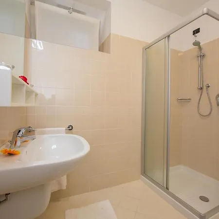 Sleeps 7 Pool Air Con Holiday home *